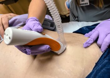 Chuẩn bị da trước phẫu thuật thoát vị : tông đơ hay dao cạo tốt hơn ?