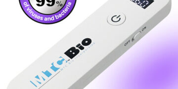 Thử nghiệm khử khuẩn các đầu nối “Needless Connectors”  trong một giây bằng thiết bị phát tia UV cầm tay