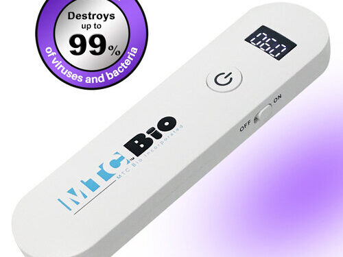 Thử nghiệm khử khuẩn các đầu nối “Needless Connectors”  trong một giây bằng thiết bị phát tia UV cầm tay